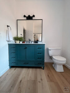 MODERN BATHROOM DESIGN | MODERN BATHROOM IDEAS | BATHROOM UPDATE | BATHROOM BEFORE AND AFTER | BATHROOM DARK GREEN VANITY | MARBLE COUNTERTOP | BEHR ULTRA PURE WHITE WALLS | MATTE BLACK HARDWARE | MATTE BLACK BATHROOM HARDWARE